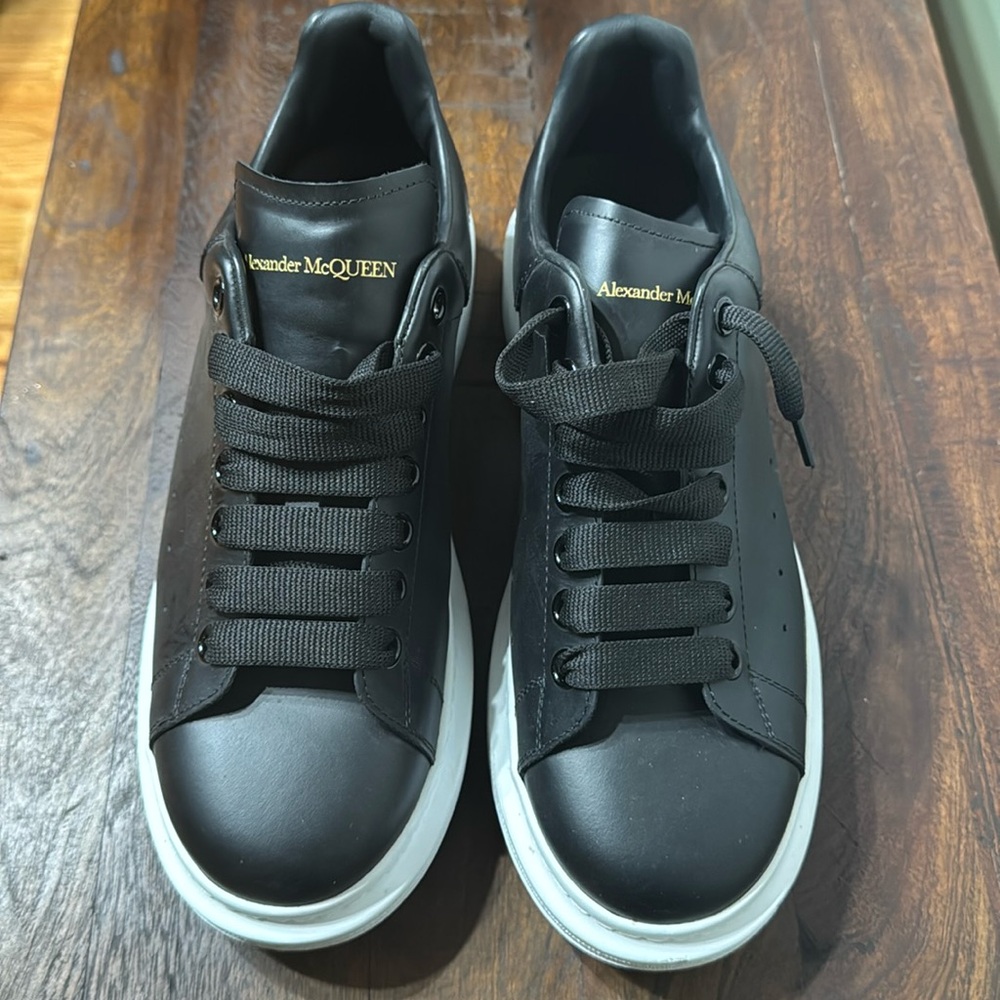 Black alexander mcqueen sneakers, worn twice. Size 42 1/2 (9 1/2 US)